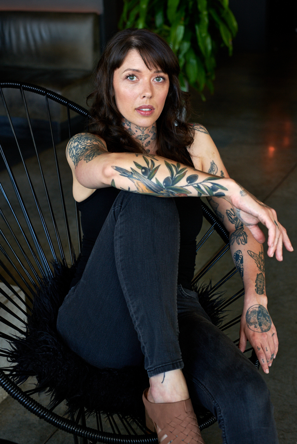 commercial-lifestyle-photographer-hotel-model-black-chair-portland-oregon